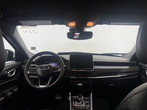 Used 2025 Jeep Compass Trailhawk image 9