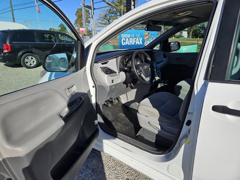 Used 2016 Toyota Sienna L image 18