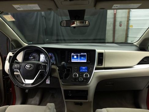 Used 2020 Toyota Sienna L FWD image 19
