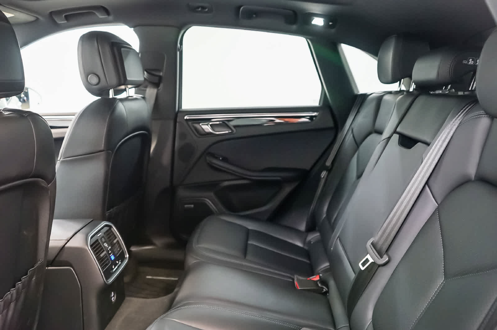 Certified 2026 Porsche Macan AWD/4WD image 24