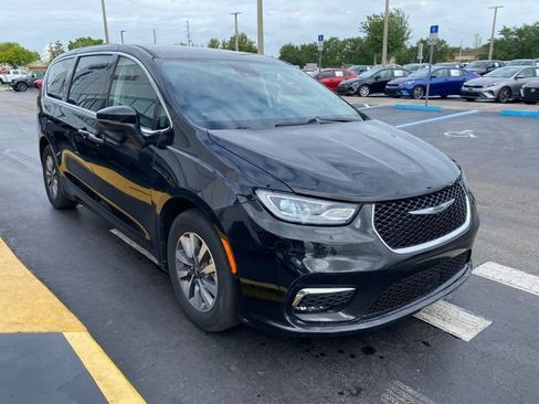 Used 2023 Chrysler Pacifica Touring-L image 2