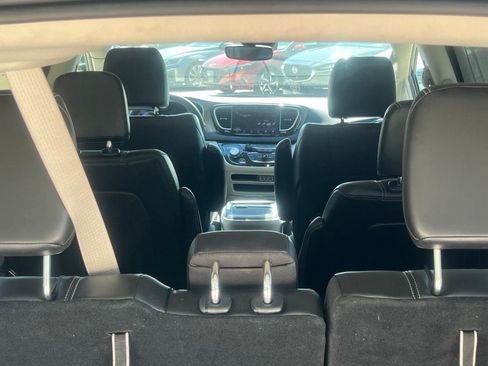 Used 2023 Chrysler Pacifica Touring-L FWD image 15