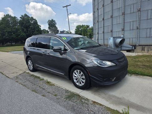 Used 2017 Chrysler Pacifica Touring-L FWD image 3