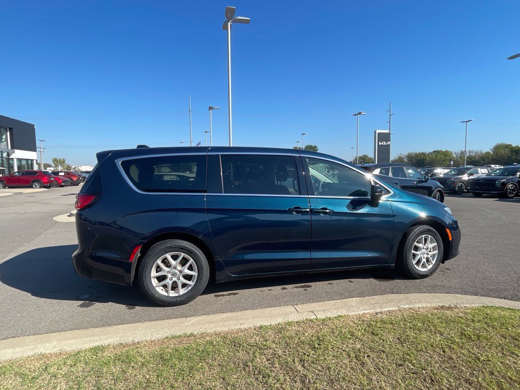 Used 2023 Chrysler Pacifica Touring-L FWD image 8