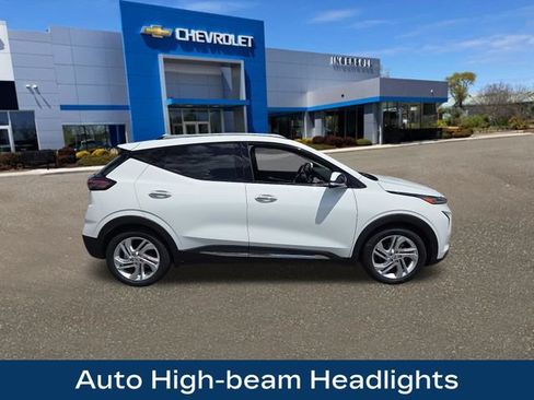 Used 2023 Chevrolet Bolt EUV Premier w/ Sun & Sound Package FWD image 8