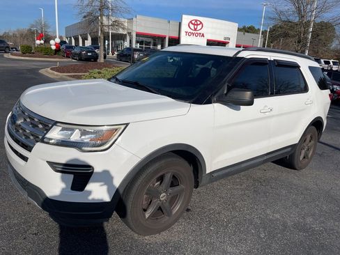 Used 2018 Ford Explorer XLT image 1