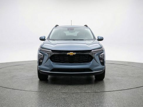 Used 2025 Chevrolet Trax LT w/ LT Convenience Package image 2