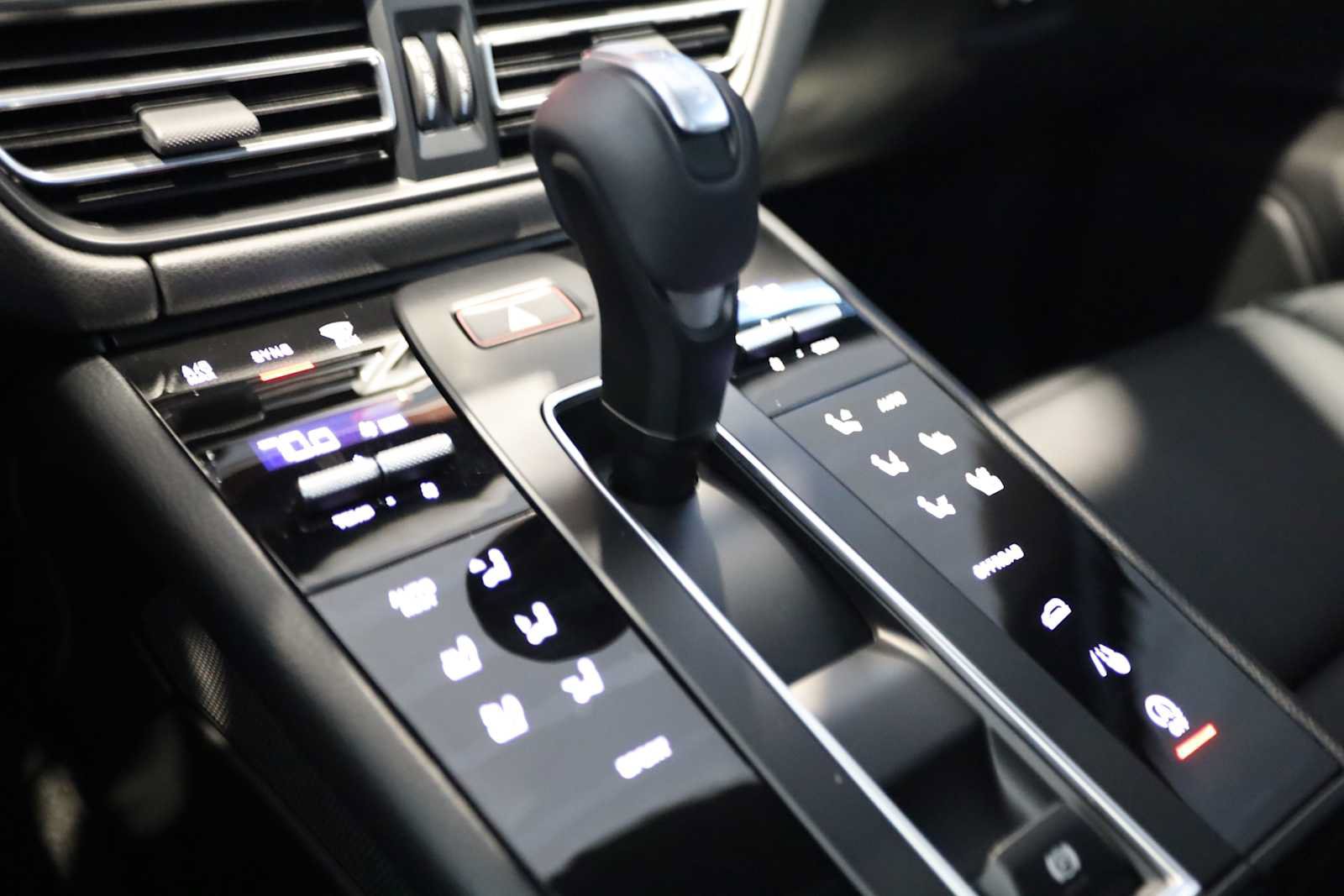 Used 2025 Porsche Macan AWD/4WD image 30