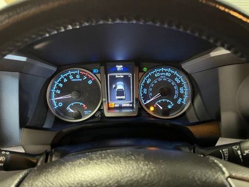 Used 2021 Toyota Tacoma TRD Off-Road w/ TRD Premium Off Road Package AWD/4WD image 27