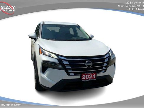 Used 2024 Nissan Rogue SV AWD/4WD image 3