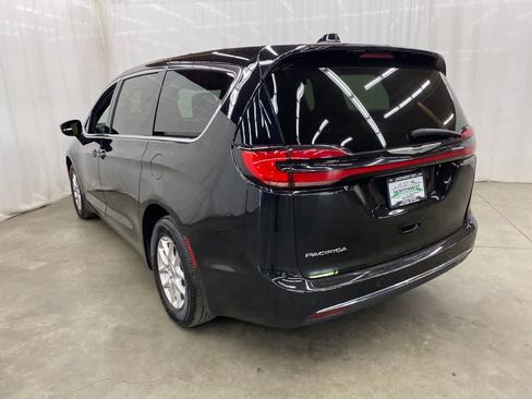 Used 2025 Chrysler Pacifica Select FWD image 4