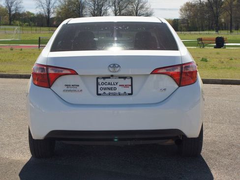 Used 2018 Toyota Corolla LE image 3