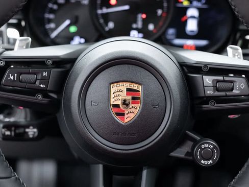 Certified 2025 Porsche Macan Turbo image 14