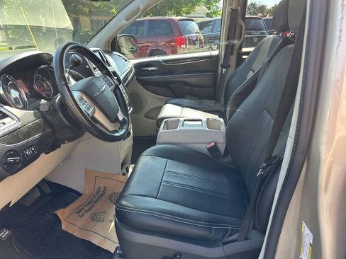Used 2015 Chrysler Town & Country Touring FWD image 18