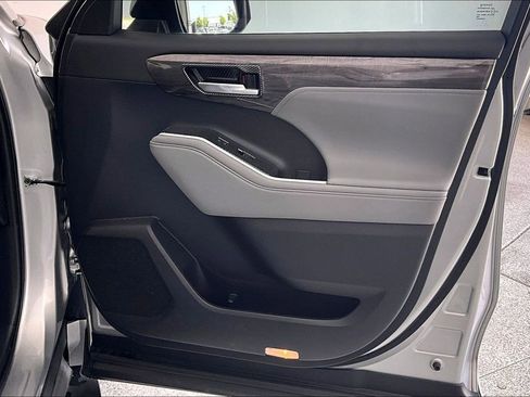 Used 2023 Toyota Highlander Platinum image 25