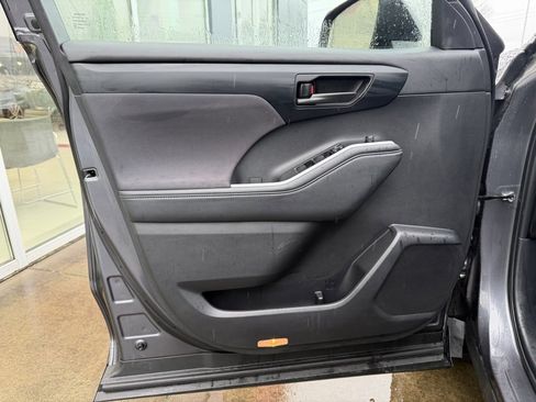 Used 2024 Toyota Highlander LE image 11