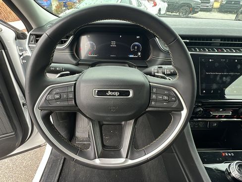 Used 2023 Jeep Grand Cherokee L Laredo image 28