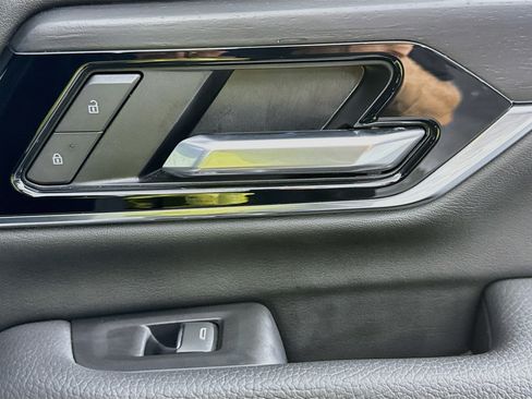 Used 2025 GMC Yukon XL Denali RWD image 28