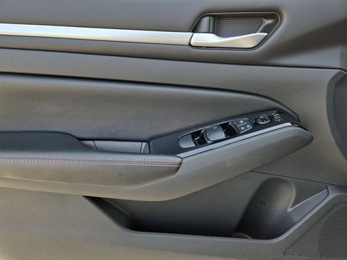 Used 2024 Nissan Altima 2.5 SR image 15