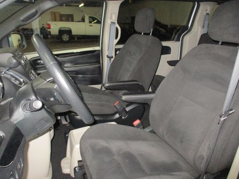 Used 2016 Dodge Grand Caravan SE image 21
