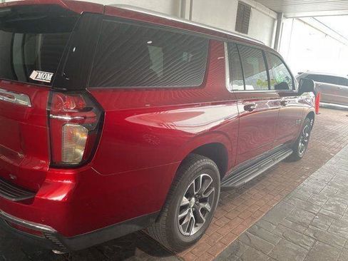 Used 2021 Chevrolet Suburban LT w/ LT Signature Plus Package RWD image 3