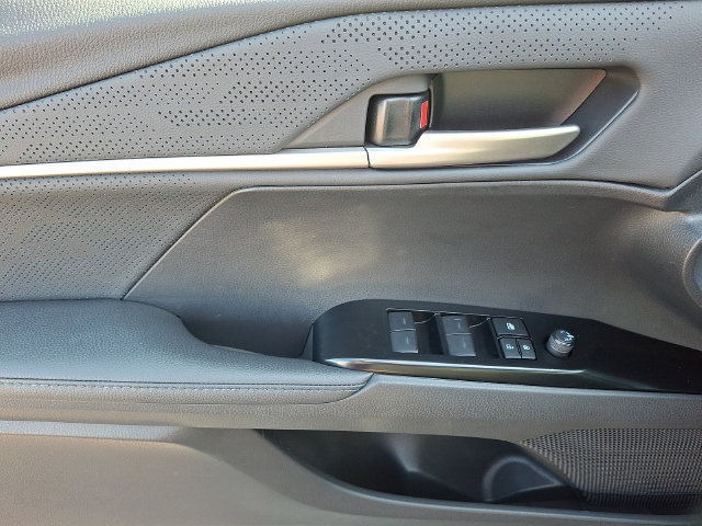 Used 2025 Toyota Camry XSE FWD image 11