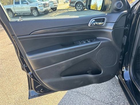 Used 2019 Jeep Grand Cherokee Laredo image 25