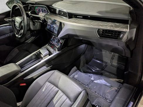 Used 2024 Audi Q8 e-tron Premium Plus image 21