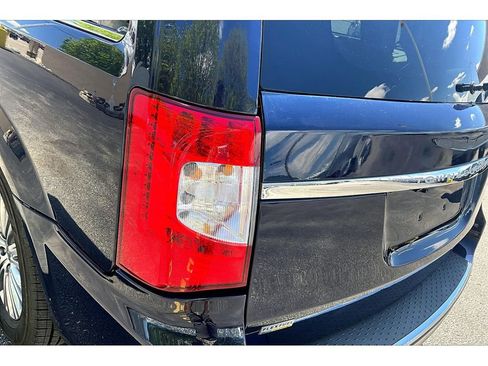 Used 2013 Chrysler Town & Country Touring-L w/ Entertainment Group #2 image 32