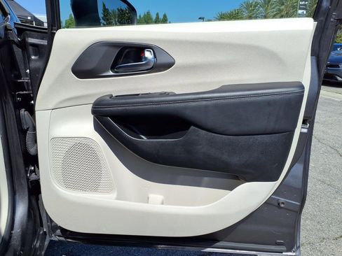 Used 2023 Chrysler Pacifica Touring-L FWD image 23