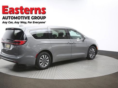 Used 2022 Chrysler Pacifica Touring-L FWD image 42