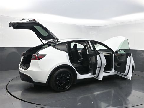 Used 2024 Tesla Model Y Long Range image 37