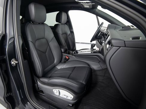 Certified 2025 Porsche Macan image 32