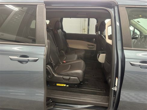 Used 2024 Kia Carnival EX image 16