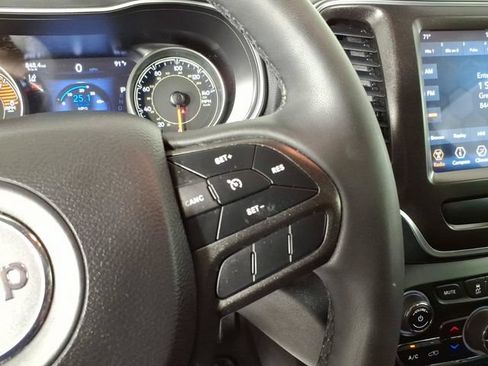 Used 2022 Jeep Cherokee Trailhawk w/ Comfort/Convenience Group AWD/4WD image 18