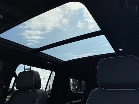 New 2025 Chevrolet Suburban Premier image 11