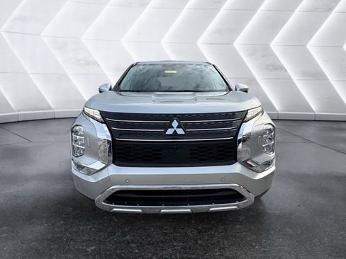 Used 2022 Mitsubishi Outlander SE image 2