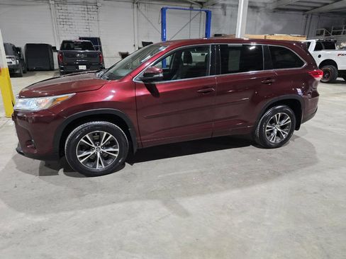 Used 2017 Toyota Highlander LE image 3