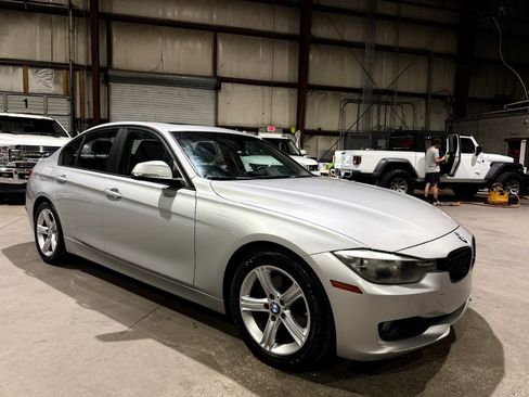 Used 2014 BMW 320i Sedan RWD image 2