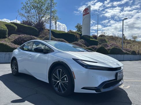 Used 2025 Toyota Prius XLE image 1