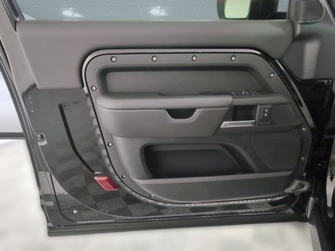 Used 2025 Land Rover Defender 90 S image 19