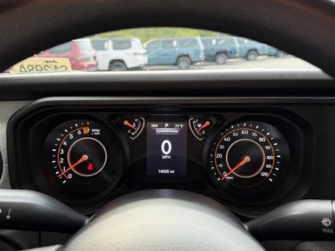Used 2025 Jeep Gladiator Sport AWD/4WD image 17