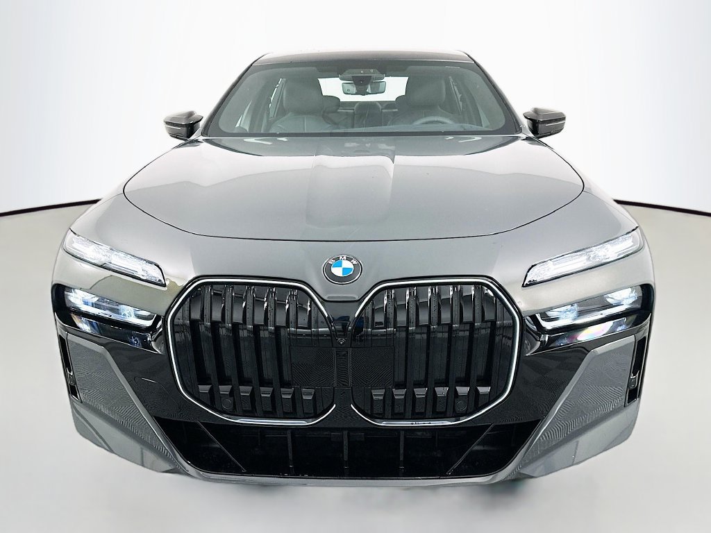 Used 2026 BMW 760i xDrive w/ Executive Package AWD/4WD image 2