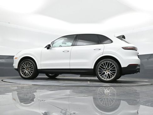 Certified 2023 Porsche Cayenne Platinum Edition image 35