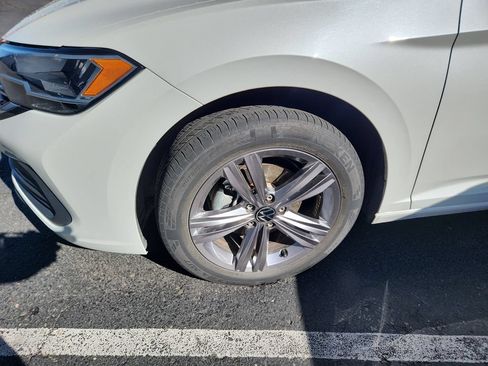 Used 2023 Volkswagen Jetta SE FWD image 3