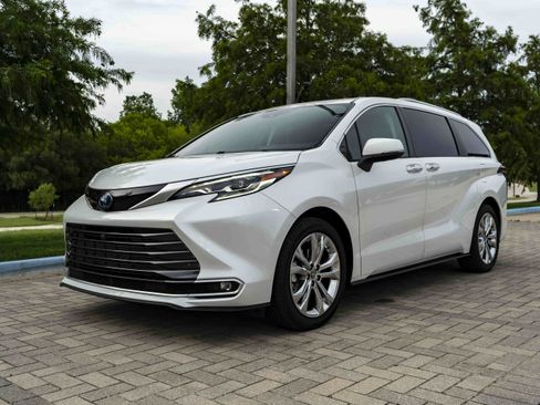 Used 2024 Toyota Sienna Platinum FWD image 4