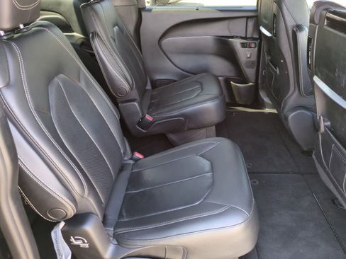 Used 2021 Chrysler Pacifica Touring-L w/ Uconnect Theater Family Group AWD/4WD image 20