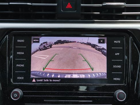 Certified 2022 Volkswagen Passat 2.0T SE FWD image 25