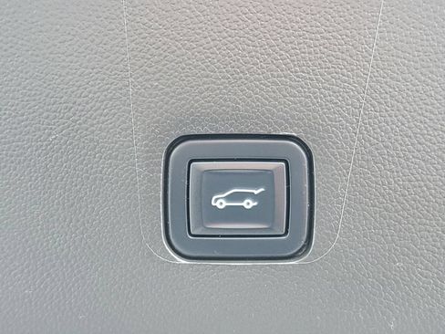 Used 2022 Chevrolet Traverse LT FWD image 9