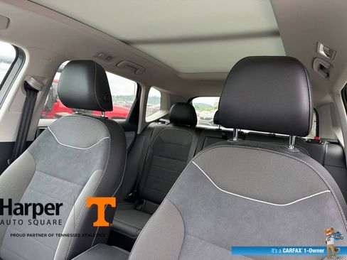 Used 2023 Volkswagen Taos SE w/ Panoramic Sunroof Package FWD image 12